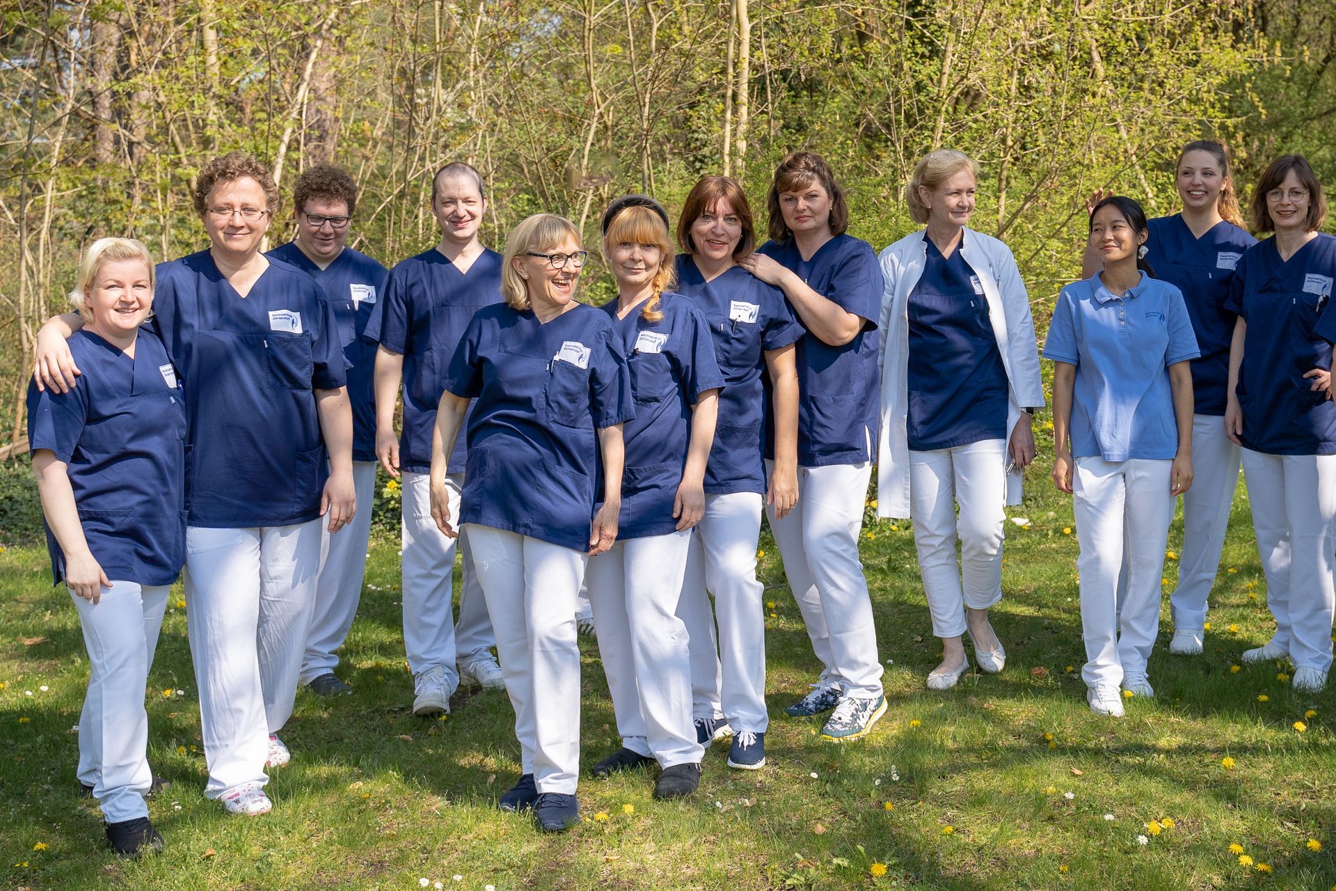 Eine Gruppe von Menschen posiert für ein Foto in der Hämodialyse im Nierenzentrum Zehlendorf.