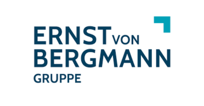 Logo der Ernst von Bergmann Gruppe mit fetter blauer Schrift und einer kleinen türkisfarbenen rechtwinkligen Grafik in der rechten oberen Ecke, die das Nierenzentrum in Berlin Zehlendorf repräsentiert.