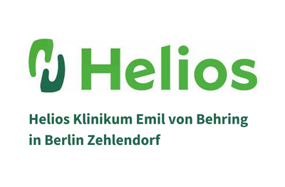 Logo für Helios mit grünem Text mit der Aufschrift Helios Klinikum Emil von Behring und Nierenzentrum in Berlin Zehlendorf auf weißem Hintergrund. Das Logo zeigt ein grünes abstraktes Symbol links neben dem Wort Helios.