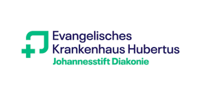 Logo des Evangelischen Krankenhauses Hubertus Johannisstift Diakonie, mit einem grünen Ärztekreuz und Text in Blau und Grün, der das Nierenzentrum in Berlin Zehlendorf auf weißem Hintergrund darstellt.