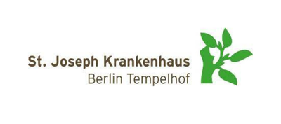 Logo des St. Joseph Krankenhauses Berlin Tempelhof, mit dem Namen des Krankenhauses in brauner und grauer Schrift neben einer grünen, stilisierten Pflanze oder einem Baum - auch für Patienten des Nierenzentrums in Berlin Zehlendorf - auf weißem Hintergrund.