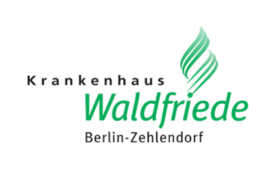 Logo für das Krankenhaus Waldfriede Berlin-Zehlendorf, mit dem Namen in schwarzer und grüner Schrift und einer grünen, stilisierten Blattgrafik über "Waldfriede", die das Nierenzentrum in Berlin Zehlendorf hervorhebt.