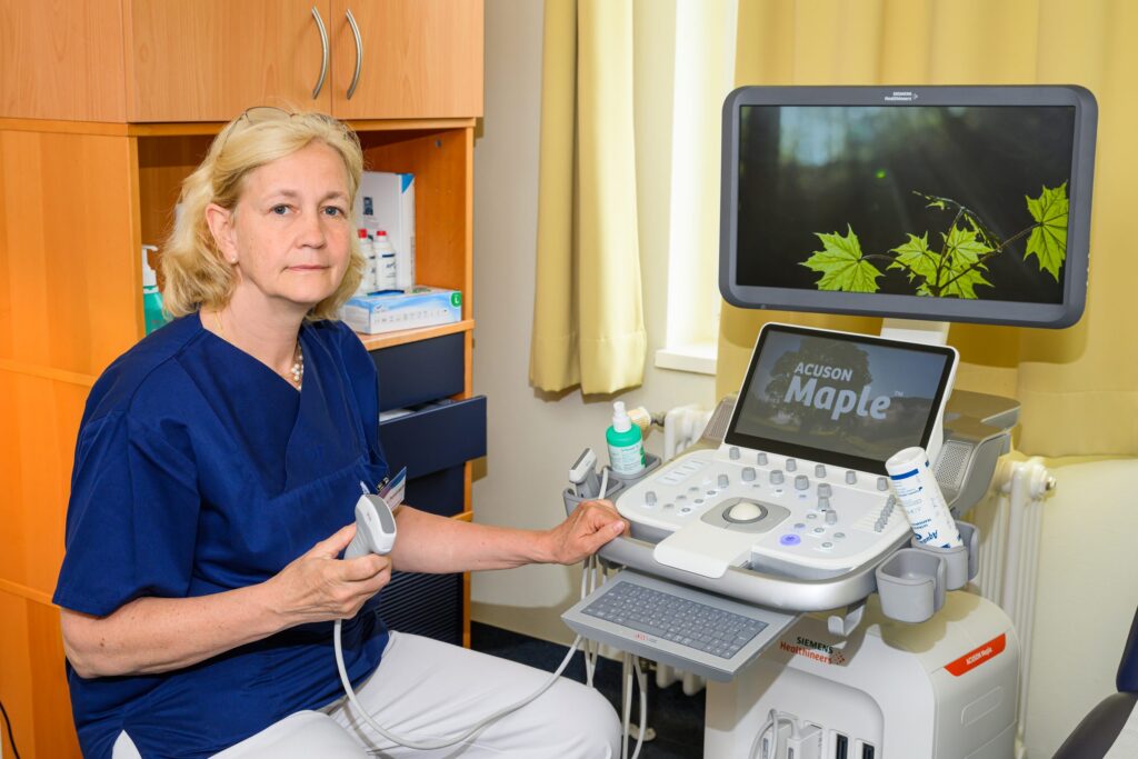 Ärztin am Ultraschallgerät im Sonografie-Raum